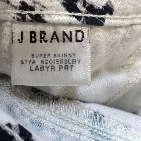 J Brand Super Skinny Printed Jean in Labyrinth Print White / Black size 24   26 - Picture 4 of 4
